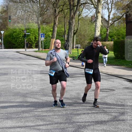 12.04.2026 - 45. Internationalen Wilhelmsburger Insellauf J. Mangold http://msf.ph/oto/9507085 12.04.2026 11:43:20 Ziel 3465, 3464 meine-sportfotos.de