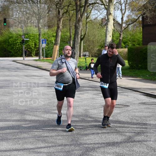 12.04.2026 - 45. Internationalen Wilhelmsburger Insellauf J. Mangold http://msf.ph/oto/9507087 12.04.2026 11:43:20 Ziel 3465, 3464 meine-sportfotos.de