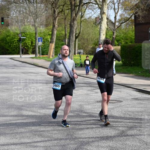 12.04.2026 - 45. Internationalen Wilhelmsburger Insellauf J. Mangold http://msf.ph/oto/9507088 12.04.2026 11:43:21 Ziel 3465, 3464 meine-sportfotos.de