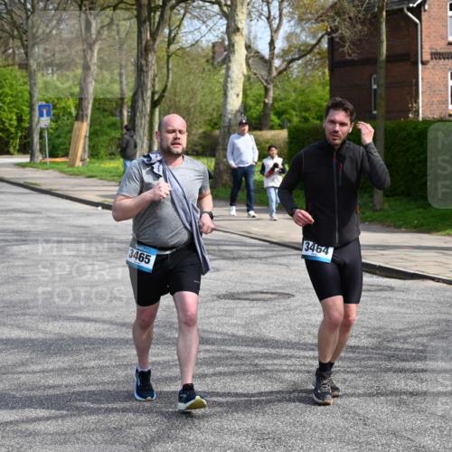 12.04.2026 - 45. Internationalen Wilhelmsburger Insellauf J. Mangold http://msf.ph/oto/9507096 12.04.2026 11:43:21 Ziel 3465, 3464 meine-sportfotos.de