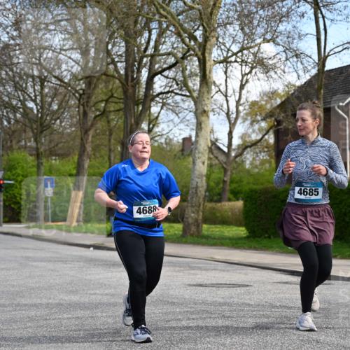 12.04.2026 - 45. Internationalen Wilhelmsburger Insellauf J. Mangold http://msf.ph/oto/9507180 12.04.2026 11:46:27 Ziel 2904, 4685, 4688, 2996 meine-sportfotos.de