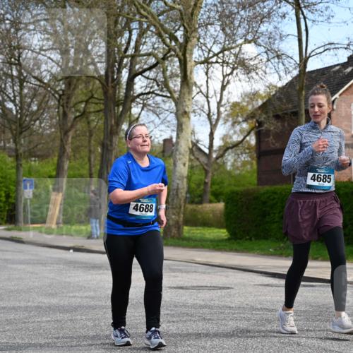 12.04.2026 - 45. Internationalen Wilhelmsburger Insellauf J. Mangold http://msf.ph/oto/9507182 12.04.2026 11:46:27 Ziel 2904, 4685, 4688, 2996 meine-sportfotos.de