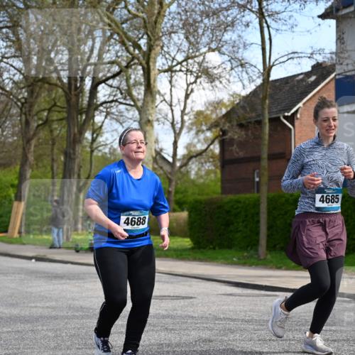 12.04.2026 - 45. Internationalen Wilhelmsburger Insellauf J. Mangold http://msf.ph/oto/9507185 12.04.2026 11:46:27 Ziel 2904, 4685, 4688, 2996 meine-sportfotos.de