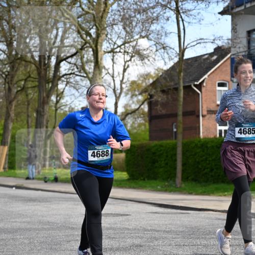 12.04.2026 - 45. Internationalen Wilhelmsburger Insellauf J. Mangold http://msf.ph/oto/9507187 12.04.2026 11:46:27 Ziel 2904, 4685, 4688, 2996 meine-sportfotos.de