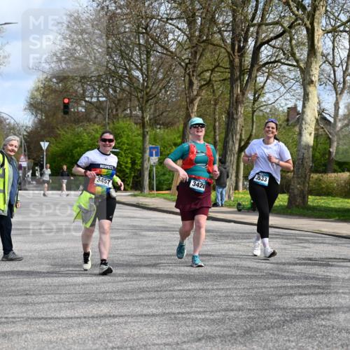 12.04.2026 - 45. Internationalen Wilhelmsburger Insellauf J. Mangold http://msf.ph/oto/9507255 12.04.2026 11:47:32 Ziel 3148, 3533, 3532, 3533, 3532, 3457 meine-sportfotos.de
