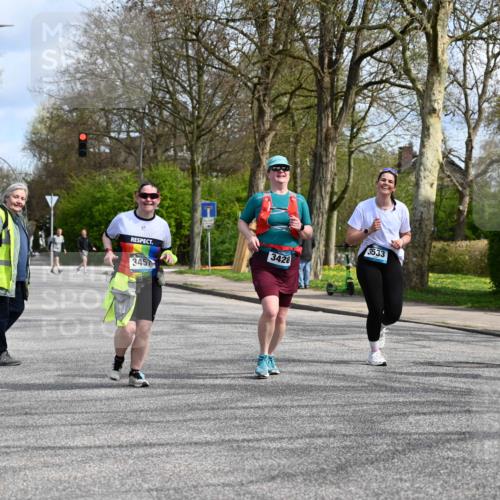 12.04.2026 - 45. Internationalen Wilhelmsburger Insellauf J. Mangold http://msf.ph/oto/9507257 12.04.2026 11:47:33 Ziel 3148, 3533, 3532, 3457, 3457 meine-sportfotos.de