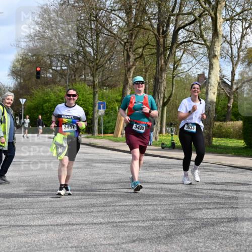 12.04.2026 - 45. Internationalen Wilhelmsburger Insellauf J. Mangold http://msf.ph/oto/9507258 12.04.2026 11:47:33 Ziel 3148, 3533, 3532, 3457, 3457 meine-sportfotos.de