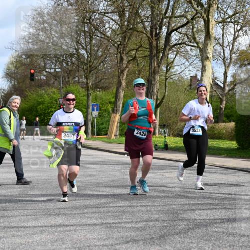 12.04.2026 - 45. Internationalen Wilhelmsburger Insellauf J. Mangold http://msf.ph/oto/9507261 12.04.2026 11:47:33 Ziel 3148, 3533, 3532, 3457, 3457 meine-sportfotos.de