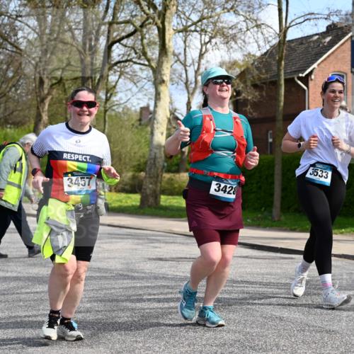 12.04.2026 - 45. Internationalen Wilhelmsburger Insellauf J. Mangold http://msf.ph/oto/9507283 12.04.2026 11:47:35 Ziel 3148, 3533, 3532, 3457 meine-sportfotos.de