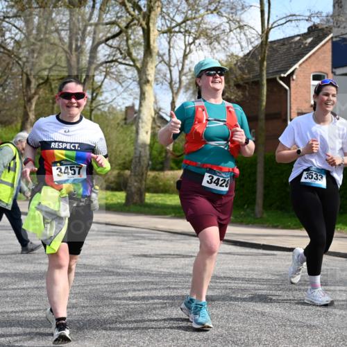 12.04.2026 - 45. Internationalen Wilhelmsburger Insellauf J. Mangold http://msf.ph/oto/9507284 12.04.2026 11:47:35 Ziel 3148, 3533, 3532, 3457 meine-sportfotos.de
