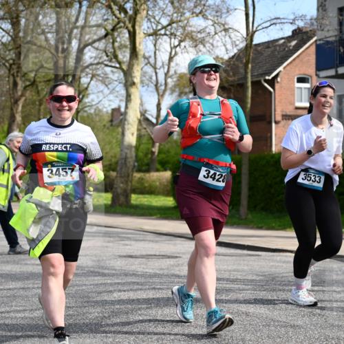 12.04.2026 - 45. Internationalen Wilhelmsburger Insellauf J. Mangold http://msf.ph/oto/9507285 12.04.2026 11:47:35 Ziel 3148, 3533, 3532, 3457 meine-sportfotos.de
