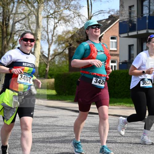 12.04.2026 - 45. Internationalen Wilhelmsburger Insellauf J. Mangold http://msf.ph/oto/9507289 12.04.2026 11:47:35 Ziel 3148, 3533, 3532, 3457 meine-sportfotos.de
