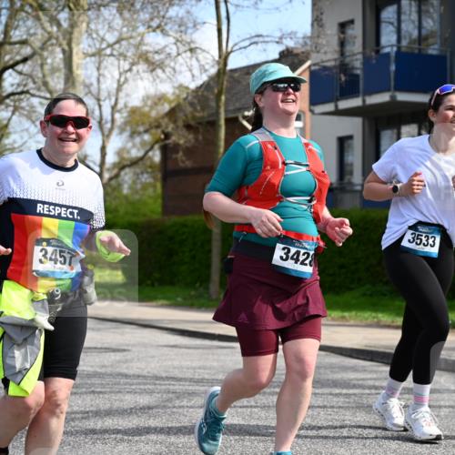 12.04.2026 - 45. Internationalen Wilhelmsburger Insellauf J. Mangold http://msf.ph/oto/9507291 12.04.2026 11:47:35 Ziel 3148, 3533, 3532, 3457 meine-sportfotos.de