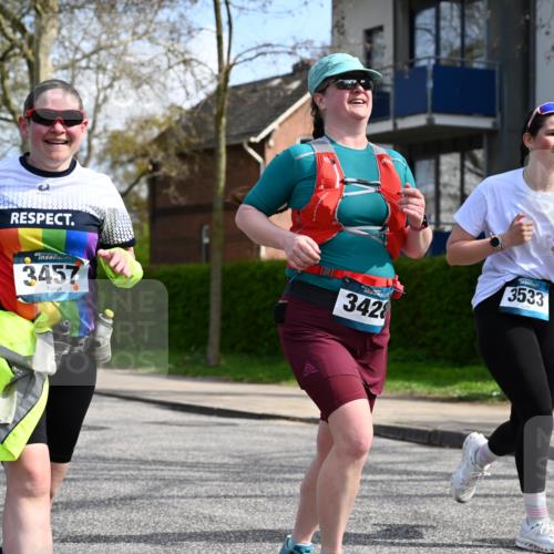 12.04.2026 - 45. Internationalen Wilhelmsburger Insellauf J. Mangold http://msf.ph/oto/9507293 12.04.2026 11:47:36 Ziel 3148, 3533, 3532, 3457 meine-sportfotos.de