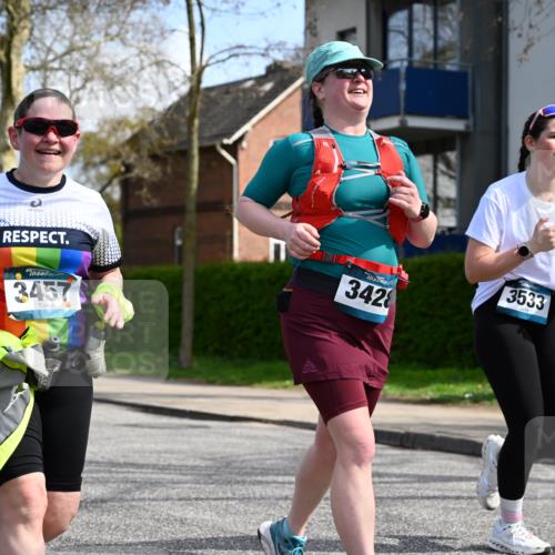 12.04.2026 - 45. Internationalen Wilhelmsburger Insellauf J. Mangold http://msf.ph/oto/9507294 12.04.2026 11:47:36 Ziel 3148, 3533, 3532, 3457 meine-sportfotos.de