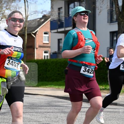 12.04.2026 - 45. Internationalen Wilhelmsburger Insellauf J. Mangold http://msf.ph/oto/9507297 12.04.2026 11:47:36 Ziel 3148, 3533, 3532, 3457 meine-sportfotos.de