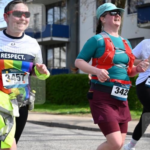 12.04.2026 - 45. Internationalen Wilhelmsburger Insellauf J. Mangold http://msf.ph/oto/9507301 12.04.2026 11:47:36 Ziel 3148, 3533, 3532, 3457 meine-sportfotos.de