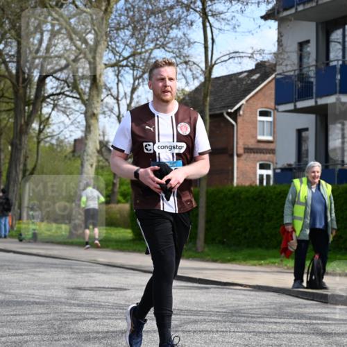 12.04.2026 - 45. Internationalen Wilhelmsburger Insellauf J. Mangold http://msf.ph/oto/9507362 12.04.2026 11:53:24 Ziel 4508, 2566, 2776 meine-sportfotos.de
