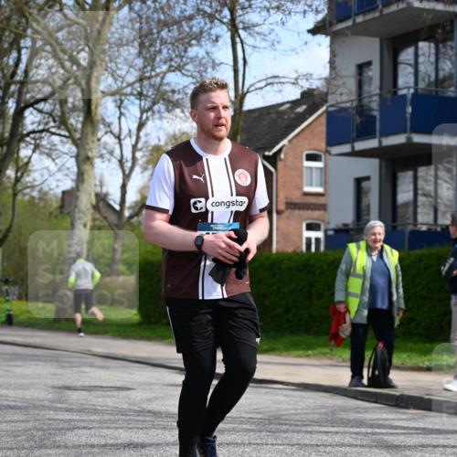 12.04.2026 - 45. Internationalen Wilhelmsburger Insellauf J. Mangold http://msf.ph/oto/9507364 12.04.2026 11:53:24 Ziel 4508, 2566, 2776 meine-sportfotos.de