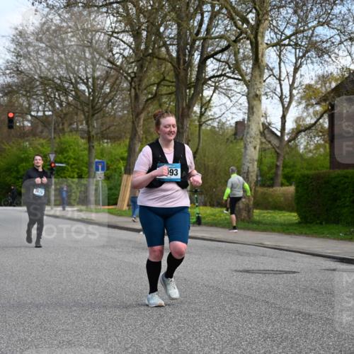12.04.2026 - 45. Internationalen Wilhelmsburger Insellauf J. Mangold http://msf.ph/oto/9507426 12.04.2026 11:53:59 Ziel 2776, 2093, 2679, 2680 meine-sportfotos.de