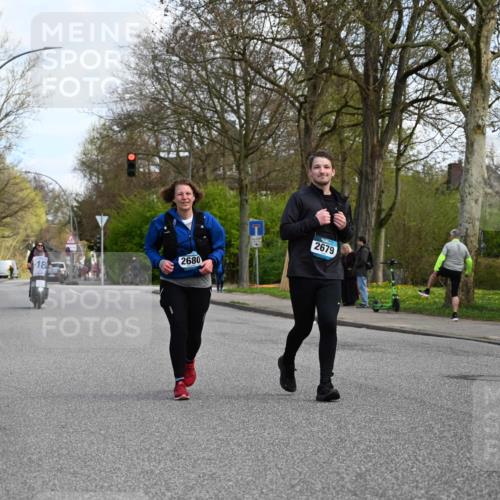 12.04.2026 - 45. Internationalen Wilhelmsburger Insellauf J. Mangold http://msf.ph/oto/9507445 12.04.2026 11:54:03 Ziel 2776, 2093, 2679, 2680 meine-sportfotos.de