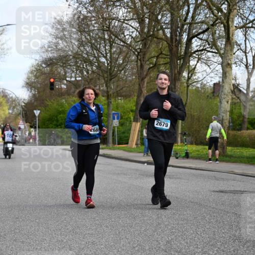 12.04.2026 - 45. Internationalen Wilhelmsburger Insellauf J. Mangold http://msf.ph/oto/9507449 12.04.2026 11:54:04 Ziel 2776, 2093, 2679, 2680 meine-sportfotos.de