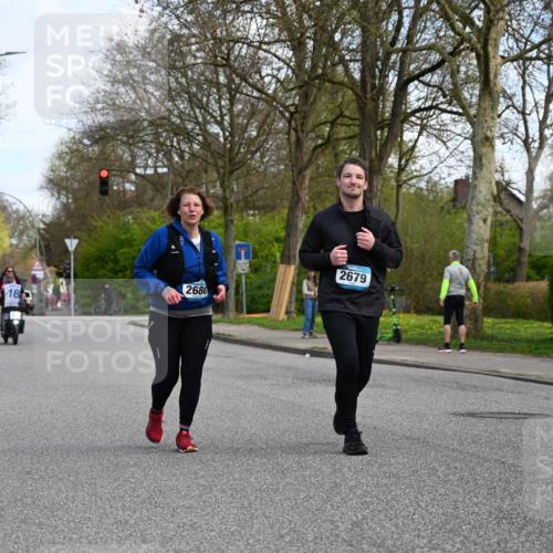 12.04.2026 - 45. Internationalen Wilhelmsburger Insellauf J. Mangold http://msf.ph/oto/9507450 12.04.2026 11:54:04 Ziel 2776, 2093, 2679, 2680 meine-sportfotos.de