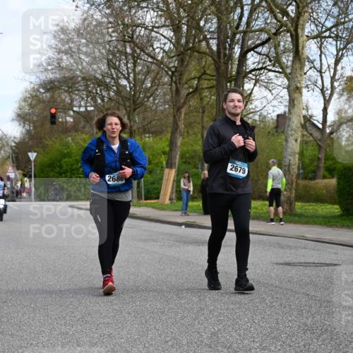 12.04.2026 - 45. Internationalen Wilhelmsburger Insellauf J. Mangold http://msf.ph/oto/9507453 12.04.2026 11:54:04 Ziel 2776, 2093, 2679, 2680 meine-sportfotos.de