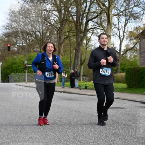 12.04.2026 - 45. Internationalen Wilhelmsburger Insellauf J. Mangold http://msf.ph/oto/9507460 12.04.2026 11:54:05 Ziel 2776, 2093, 2679, 2680 meine-sportfotos.de