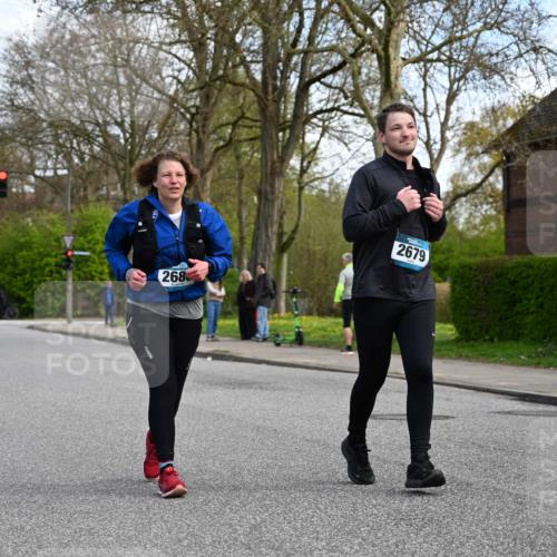 12.04.2026 - 45. Internationalen Wilhelmsburger Insellauf J. Mangold http://msf.ph/oto/9507462 12.04.2026 11:54:05 Ziel 2776, 2093, 2679, 2680 meine-sportfotos.de