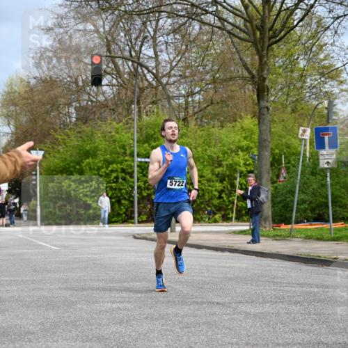 12.04.2026 - 45. Internationalen Wilhelmsburger Insellauf J. Mangold http://msf.ph/oto/9507480 12.04.2026 12:45:44 Ziel 5722, 4093 meine-sportfotos.de