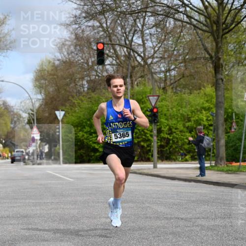 12.04.2026 - 45. Internationalen Wilhelmsburger Insellauf J. Mangold http://msf.ph/oto/9507520 12.04.2026 12:46:44 Ziel 3389, 5365, 3048, 5413, 4656, 5556, 5709, 3750, 3301 meine-sportfotos.de