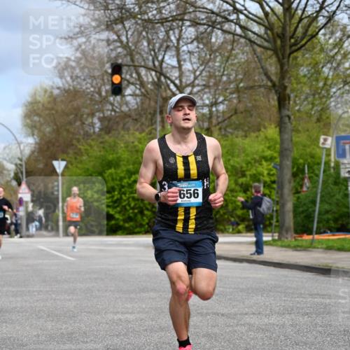 12.04.2026 - 45. Internationalen Wilhelmsburger Insellauf J. Mangold http://msf.ph/oto/9507577 12.04.2026 12:47:08 Ziel 3048, 5413, 4656, 5556, 5709, 3750, 3301, 4466, 5495, 3452, 4877 meine-sportfotos.de