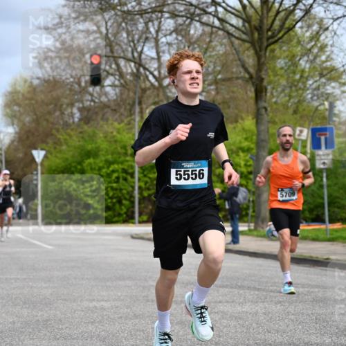 12.04.2026 - 45. Internationalen Wilhelmsburger Insellauf J. Mangold http://msf.ph/oto/9507601 12.04.2026 12:47:11 Ziel 5413, 4656, 5556, 5709, 3750, 3301, 4466, 5495, 3452, 4877, 4874 meine-sportfotos.de