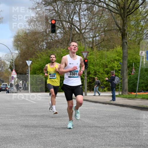 12.04.2026 - 45. Internationalen Wilhelmsburger Insellauf J. Mangold http://msf.ph/oto/9507612 12.04.2026 12:47:23 Ziel 5709, 3750, 3301, 4466, 5495, 3452, 4877, 4874, 5607, 5364 meine-sportfotos.de