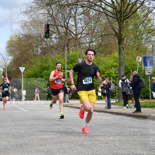 12.04.2026 - 45. Internationalen Wilhelmsburger Insellauf J. Mangold http://msf.ph/oto/9507668 12.04.2026 12:47:52 Ziel 3452, 4877, 4874, 5607, 5364, 5853, 3159 meine-sportfotos.de