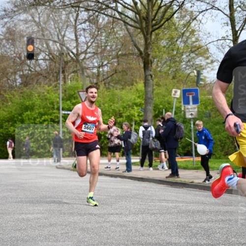 12.04.2026 - 45. Internationalen Wilhelmsburger Insellauf J. Mangold http://msf.ph/oto/9507677 12.04.2026 12:47:53 Ziel 4877, 4874, 5607, 5364, 5853, 3159 meine-sportfotos.de
