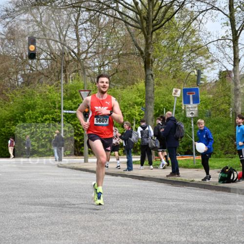 12.04.2026 - 45. Internationalen Wilhelmsburger Insellauf J. Mangold http://msf.ph/oto/9507679 12.04.2026 12:47:53 Ziel 4877, 4874, 5607, 5364, 5853, 3159 meine-sportfotos.de