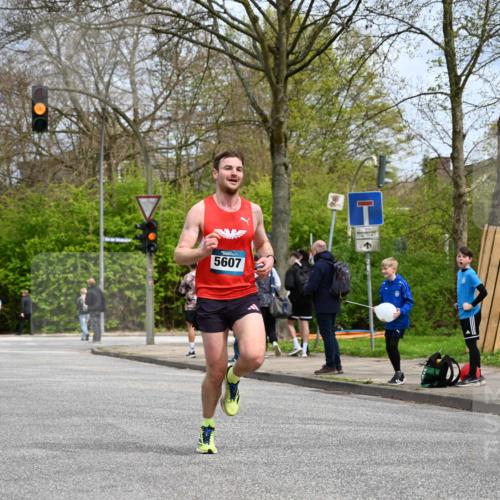 12.04.2026 - 45. Internationalen Wilhelmsburger Insellauf J. Mangold http://msf.ph/oto/9507682 12.04.2026 12:47:53 Ziel 4877, 4874, 5607, 5364, 5853, 3159 meine-sportfotos.de