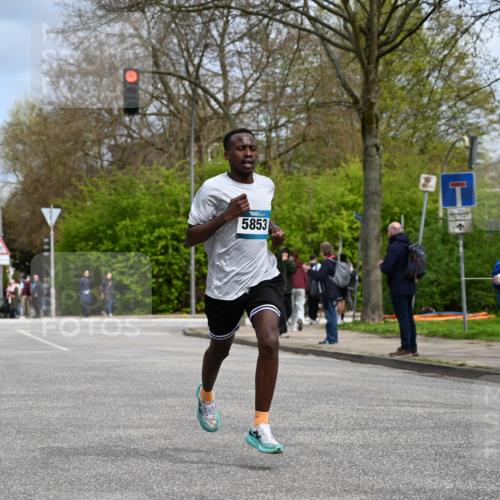 12.04.2026 - 45. Internationalen Wilhelmsburger Insellauf J. Mangold http://msf.ph/oto/9507710 12.04.2026 12:48:06 Ziel 5607, 5364, 5853, 3159, 4677, 4240, 4893 meine-sportfotos.de