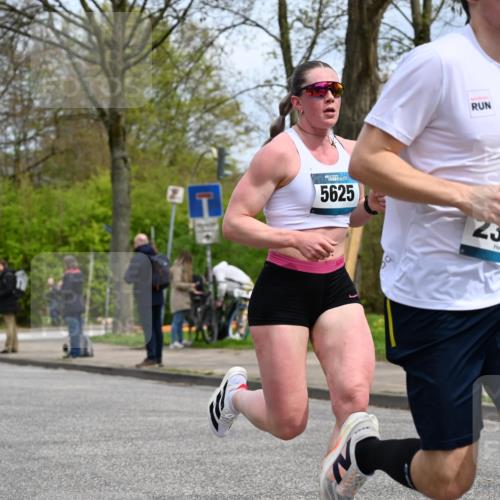 12.04.2026 - 45. Internationalen Wilhelmsburger Insellauf J. Mangold http://msf.ph/oto/9507814 12.04.2026 12:49:04 Ziel 4876, 2378, 5625, 5711, 5711, 5566, 3816, 5335, 3612, 2403, 3612, 2403, 5793 meine-sportfotos.de