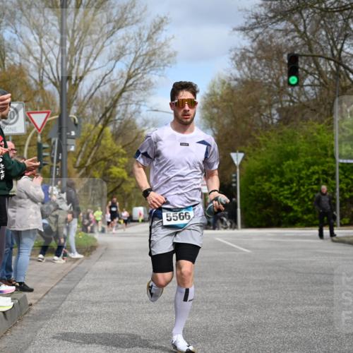 12.04.2026 - 45. Internationalen Wilhelmsburger Insellauf J. Mangold http://msf.ph/oto/9507829 12.04.2026 12:49:19 Ziel 5711, 5566, 3816, 5335, 3612, 2403, 5793, 5527, 4505 meine-sportfotos.de