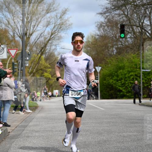 12.04.2026 - 45. Internationalen Wilhelmsburger Insellauf J. Mangold http://msf.ph/oto/9507830 12.04.2026 12:49:19 Ziel 5711, 5566, 3816, 5335, 3612, 2403, 5793, 5527, 4505 meine-sportfotos.de