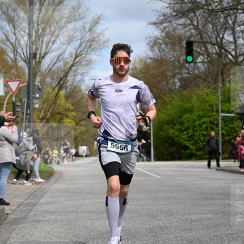 12.04.2026 - 45. Internationalen Wilhelmsburger Insellauf J. Mangold http://msf.ph/oto/9507831 12.04.2026 12:49:19 Ziel 5711, 5566, 3816, 5335, 3612, 2403, 5793, 5527, 4505 meine-sportfotos.de
