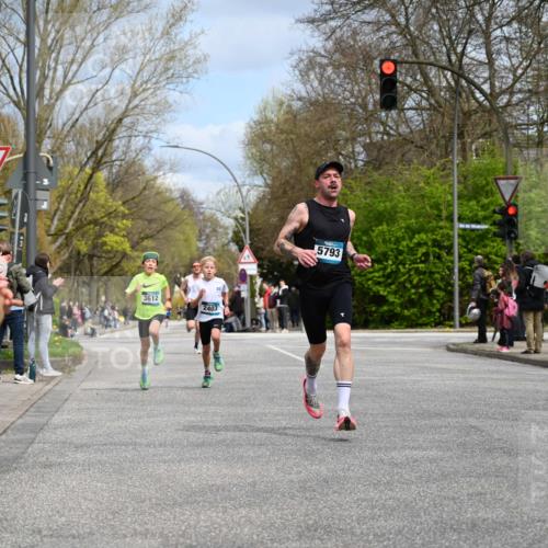 12.04.2026 - 45. Internationalen Wilhelmsburger Insellauf J. Mangold http://msf.ph/oto/9507845 12.04.2026 12:49:28 Ziel 5711, 5566, 3816, 5335, 3612, 2403, 5793, 5527, 4505, 5146 meine-sportfotos.de