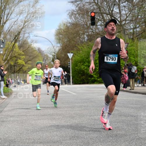 12.04.2026 - 45. Internationalen Wilhelmsburger Insellauf J. Mangold http://msf.ph/oto/9507856 12.04.2026 12:49:29 Ziel 5711, 5566, 3816, 5335, 3612, 2403, 5793, 5527, 4505, 5146 meine-sportfotos.de