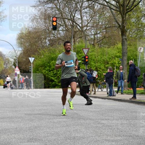 12.04.2026 - 45. Internationalen Wilhelmsburger Insellauf J. Mangold http://msf.ph/oto/9507922 12.04.2026 12:49:56 Ziel 5527, 4505, 5146, 5280, 5483, 5483, 2734, 5601, 5601, 5659, 5678 meine-sportfotos.de