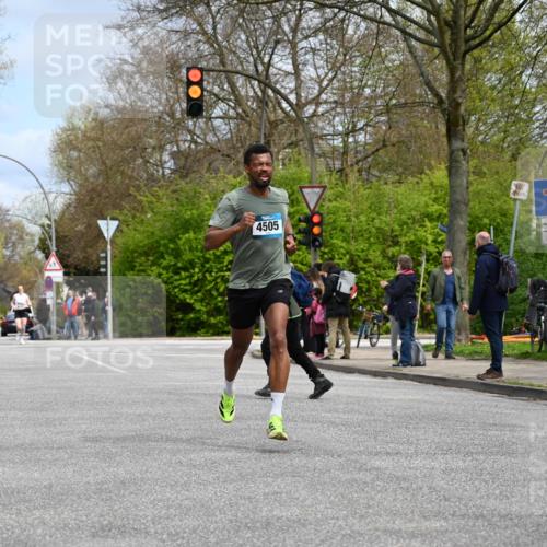 12.04.2026 - 45. Internationalen Wilhelmsburger Insellauf J. Mangold http://msf.ph/oto/9507923 12.04.2026 12:49:56 Ziel 5527, 4505, 5146, 5280, 5483, 5483, 2734, 5601, 5601, 5659, 5678 meine-sportfotos.de