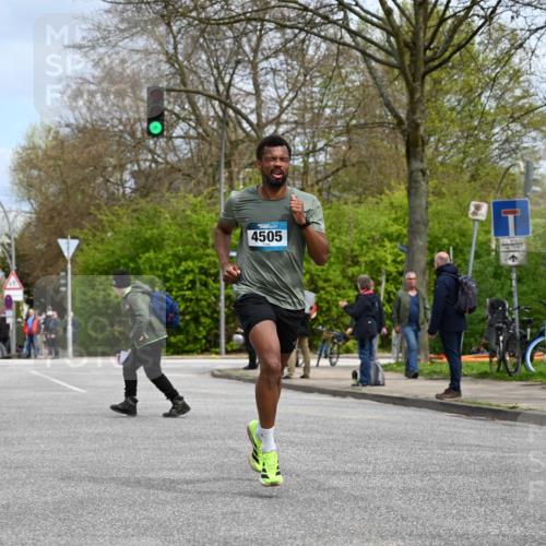 12.04.2026 - 45. Internationalen Wilhelmsburger Insellauf J. Mangold http://msf.ph/oto/9507927 12.04.2026 12:49:56 Ziel 5527, 4505, 5146, 5280, 5483, 5483, 2734, 5601, 5601, 5659, 5678 meine-sportfotos.de