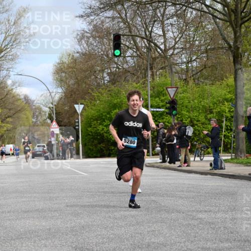 12.04.2026 - 45. Internationalen Wilhelmsburger Insellauf J. Mangold http://msf.ph/oto/9507943 12.04.2026 12:50:04 Ziel 5527, 4505, 5146, 5280, 5483, 2734, 2734, 5601, 5659, 5678 meine-sportfotos.de